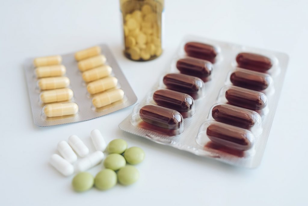 Gelules et complements varies sur une table claire