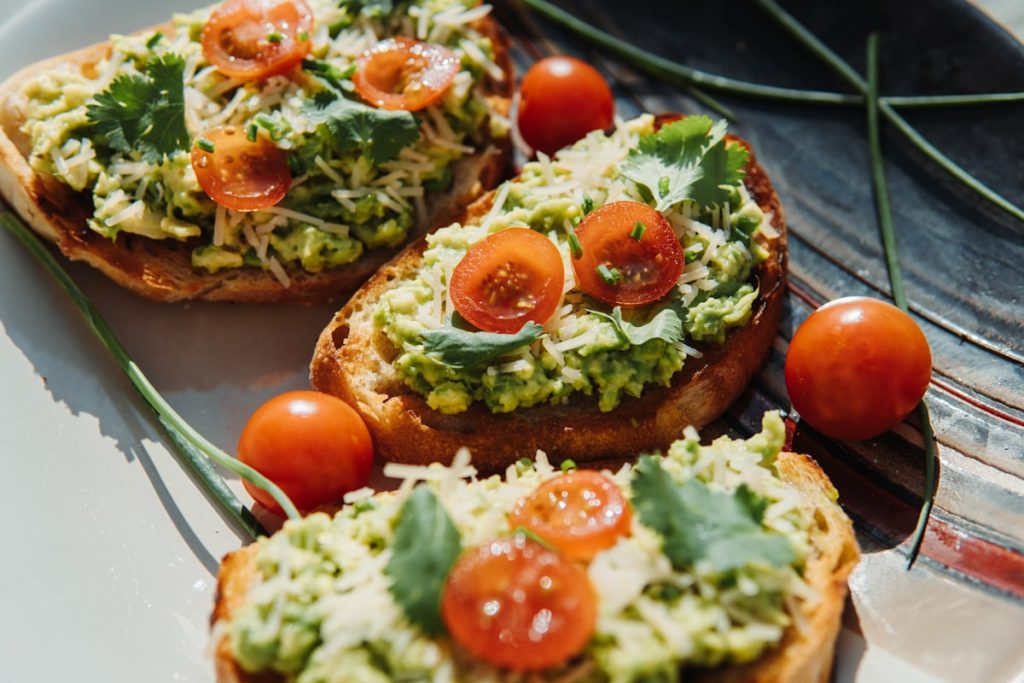 Tartines a l avocat et tomates sur fond clair