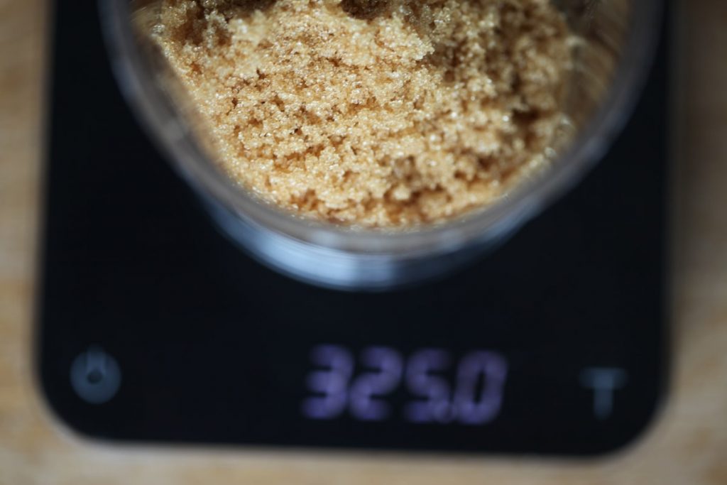 Ingredient pese sur une balance de cuisine numerique