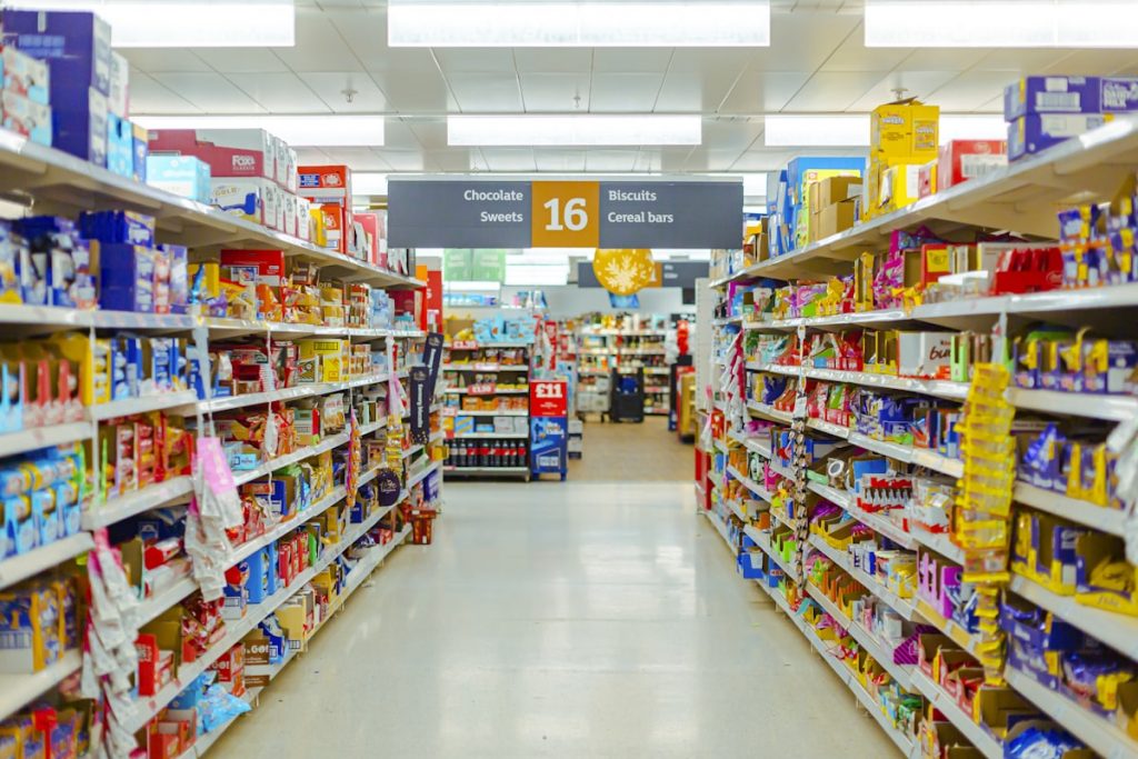 Allee de supermarche remplie de produits en rayon