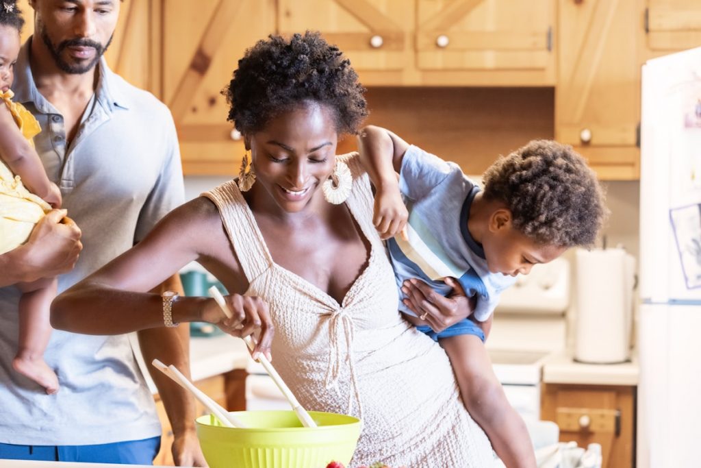 Famille preparant un repas ensemble dans une cuisine