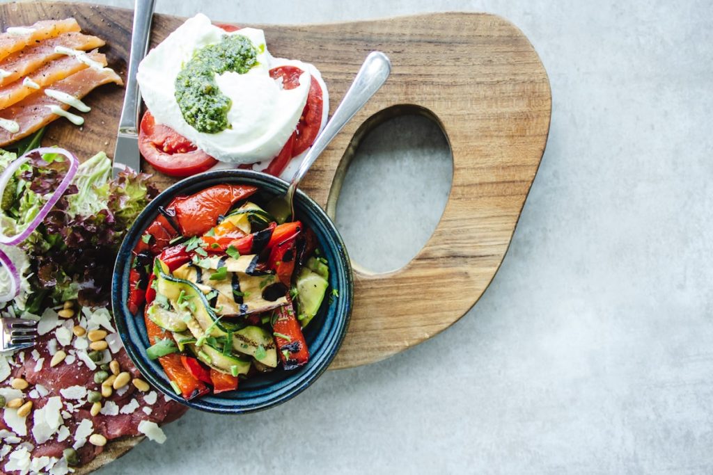 Assiettes de legumes et de poisson sur une surface claire