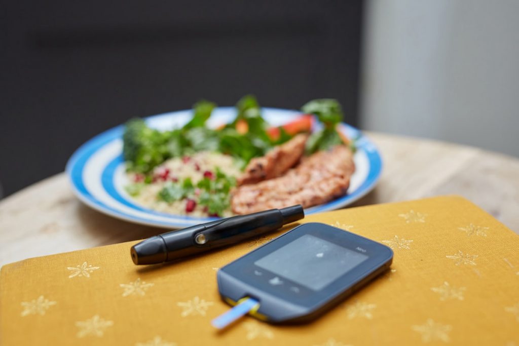 Assiette equilibree et lecteur de glycemie sur une table