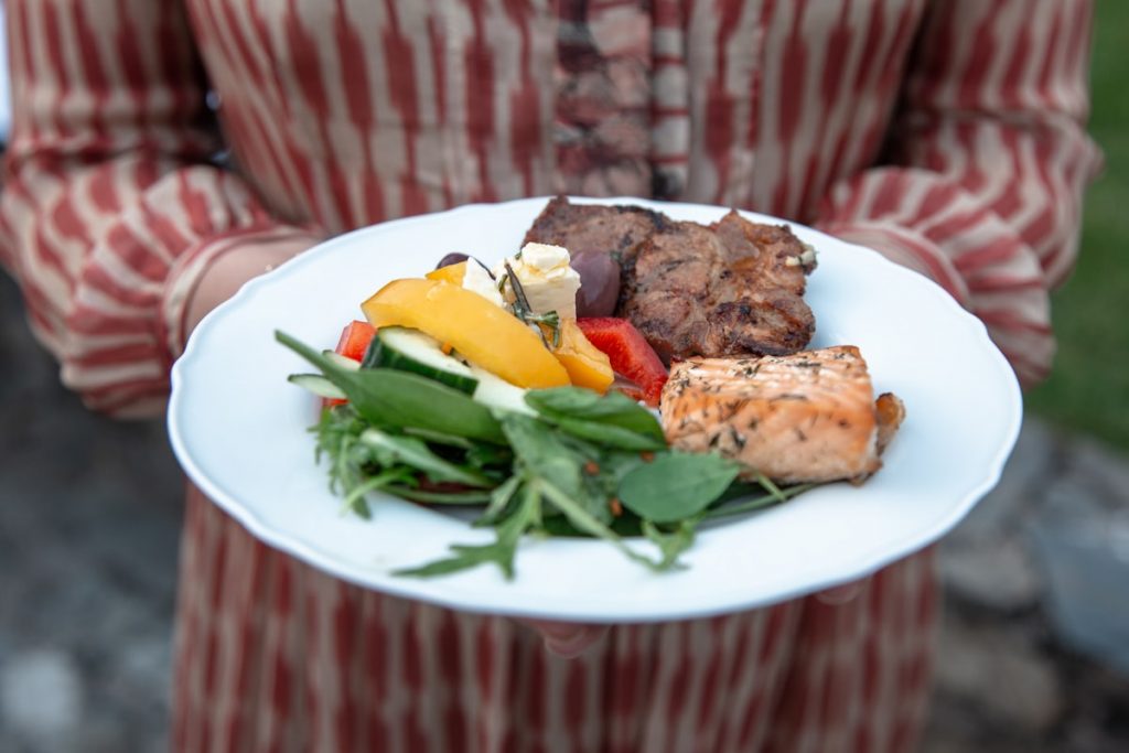 Assiette de viande et de legumes sur ceramique claire