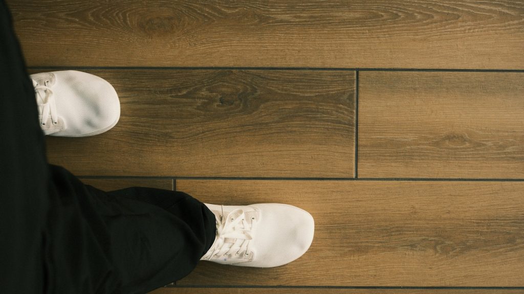 Pieds nus posés sur un pèse-personne dans une salle de bains le matin