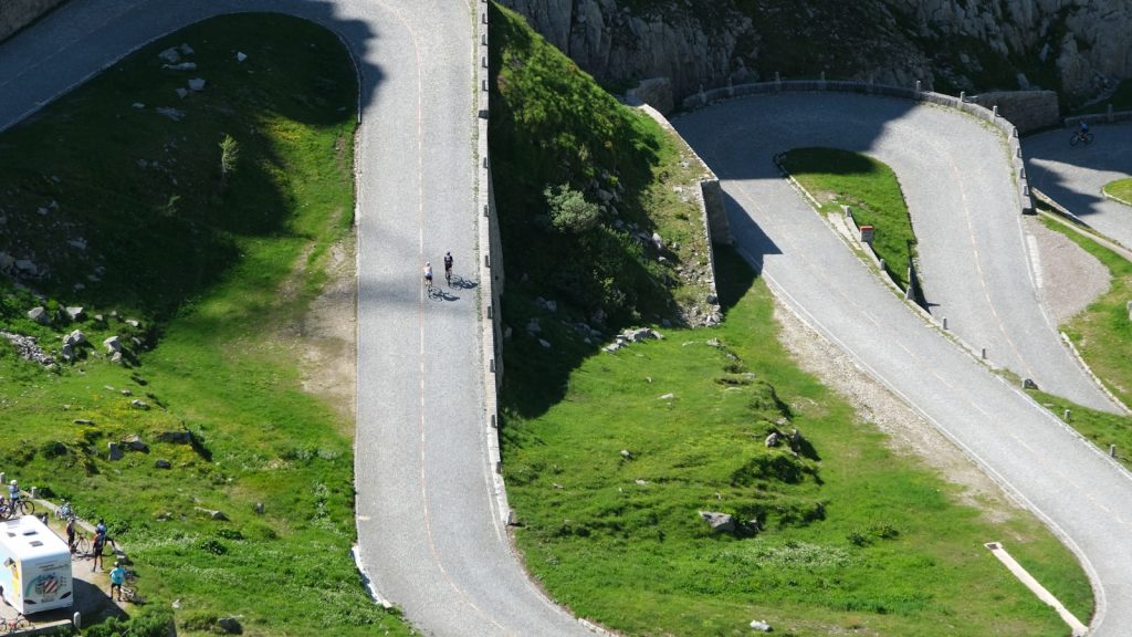 Coureur d'endurance sur un sentier de montagne au lever du jour, effort prolongé