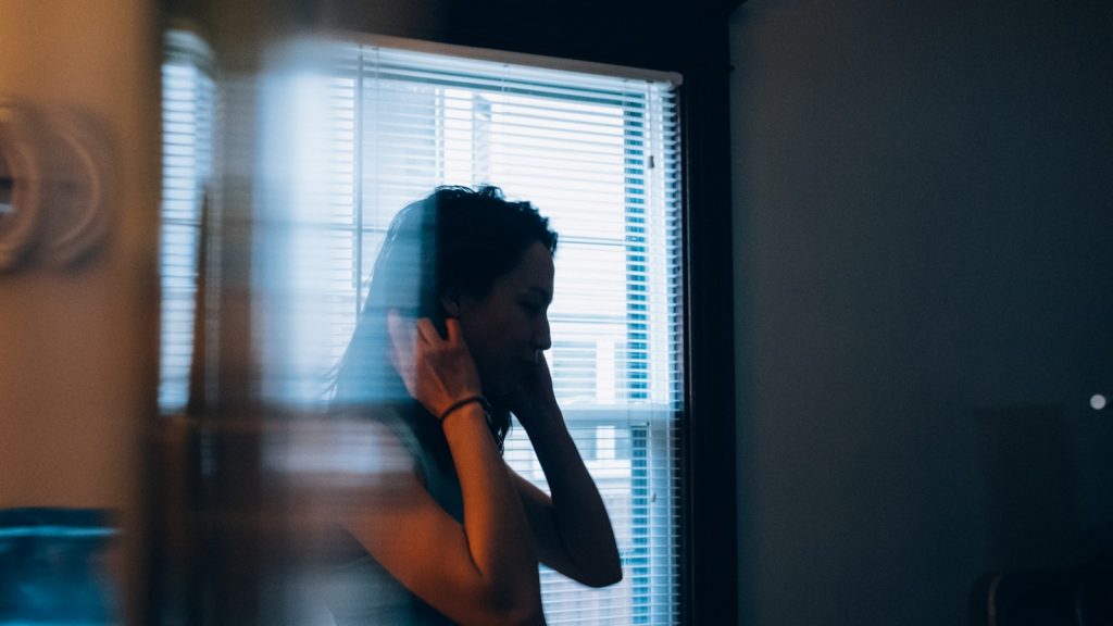 Assiette cétogène et carnet de suivi des crises de migraine posés sur une table