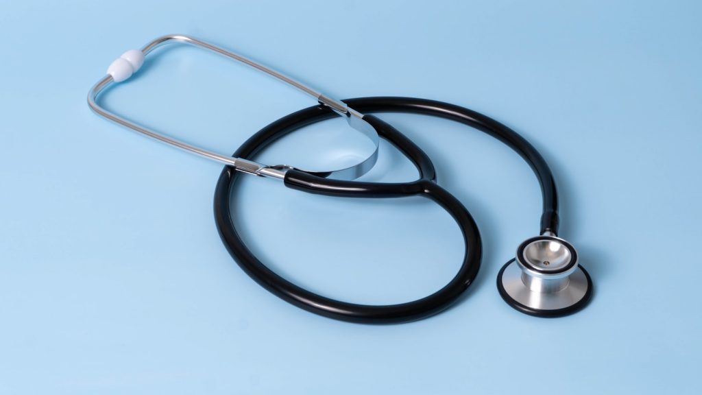 Consultation de cardiologie avec stethoscope, illustration des essais sur les cetones et le coeur