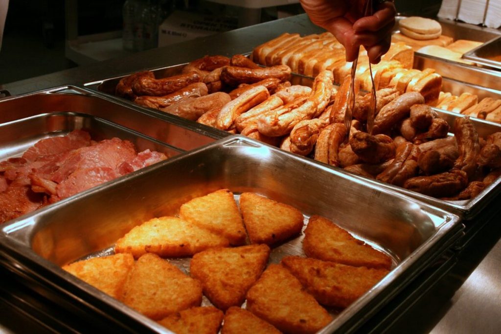 Manger keto au restaurant : commander sans sortir de cétose