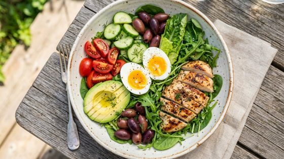 Salades keto d&rsquo;été : une assiette qui rassasie vraiment