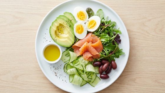 Recettes keto sans cuisson : manger frais sans allumer le four