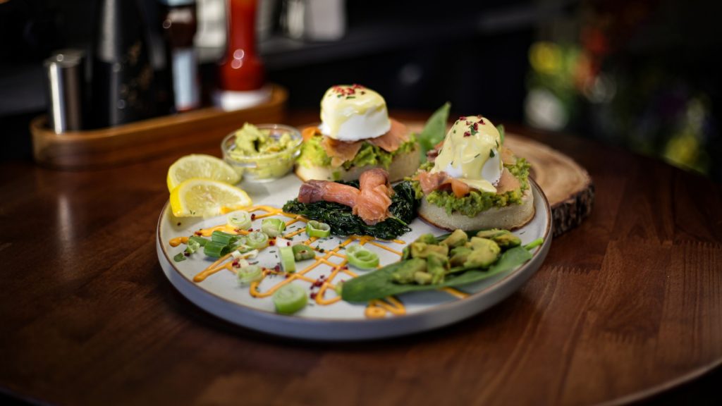 Assiette de saumon, œufs et avocat sur une table en bois, repas cétogène iodé