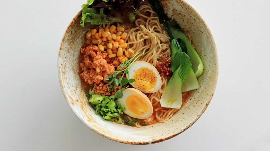Bol de nouilles de konjac shirataki préparées avec des légumes sautés