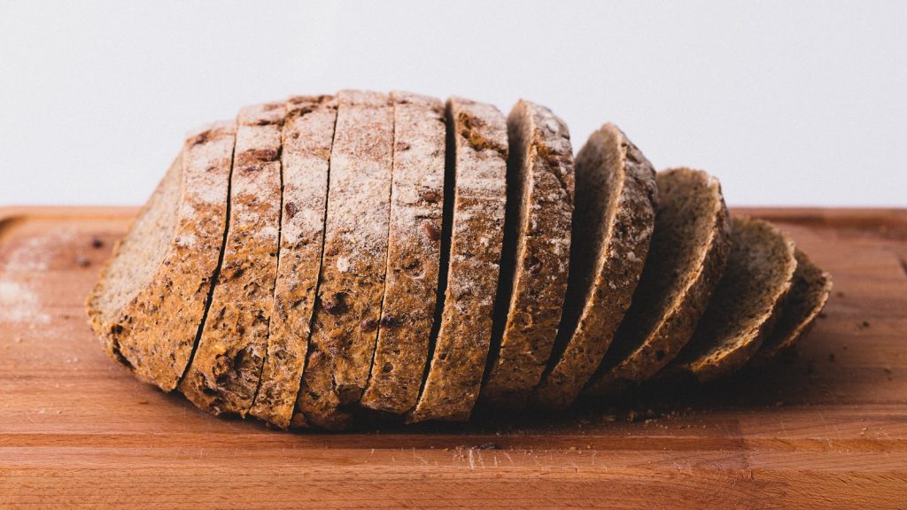 Pain sans gluten tranché sur une planche, illustration de la lecture des étiquettes