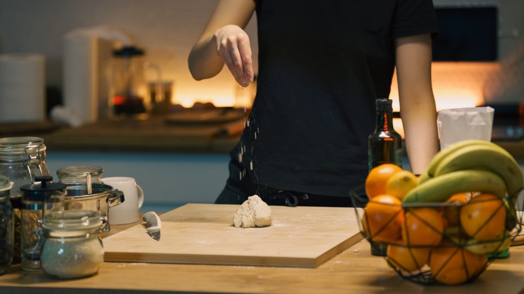 Sel de mer et salière posés sur un plan de travail de cuisine lumineux